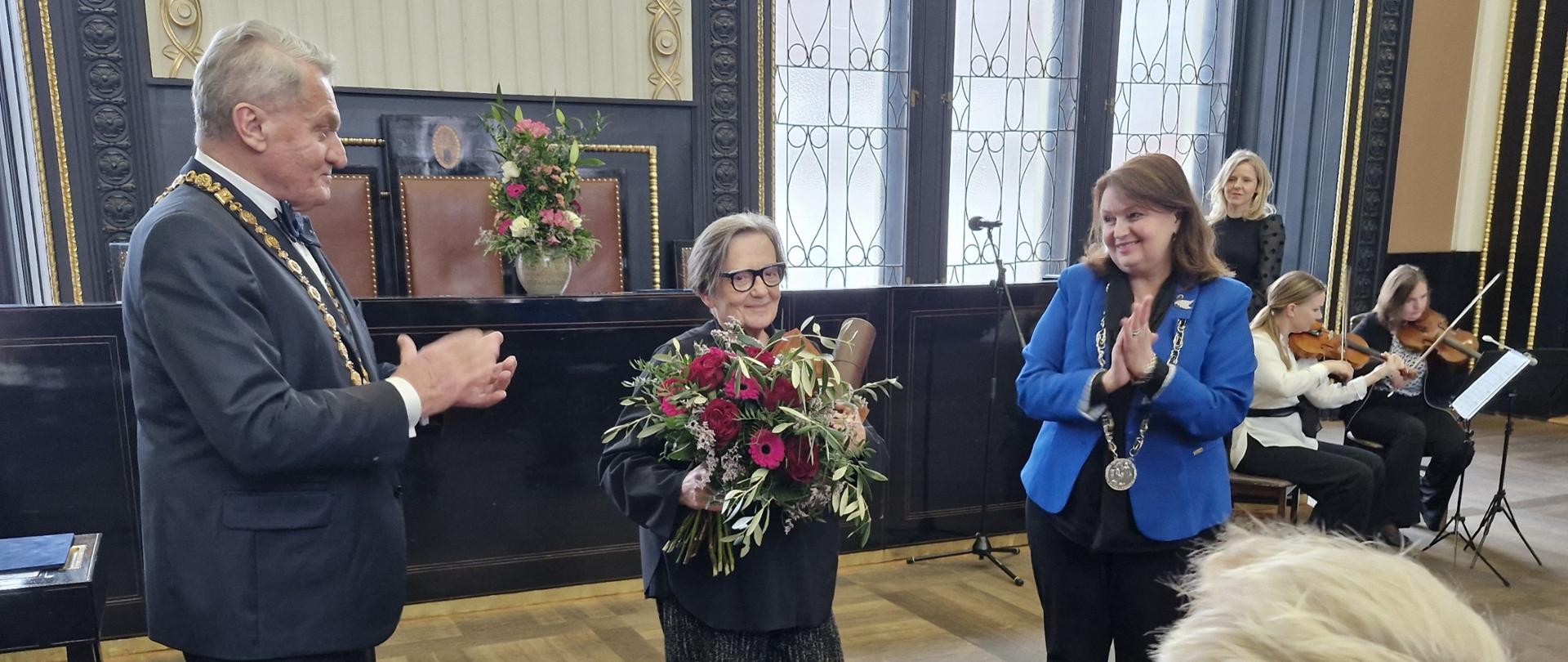 Agnieszka Holland si převzala Cenu Karla IV., lidé gratulují