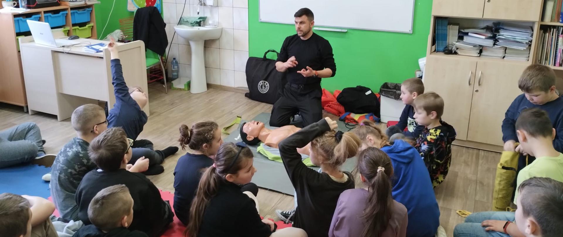 Na zdjęciu funkcjonariusz z Komendy Powiatowej Państwowej Straży Pożarnej w Świeciu podczas pogadanki 