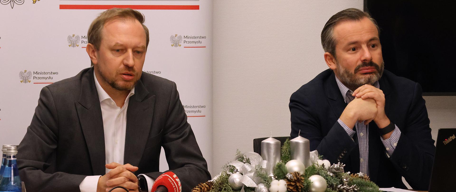 Wiceminister Przemysłu na spotkaniu prasowym