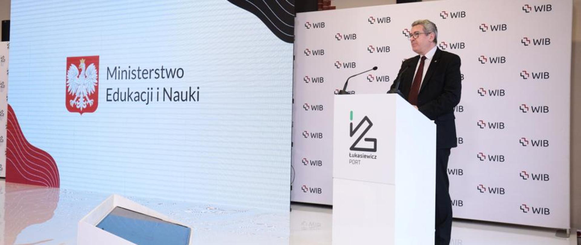 wiceminister Murdzek przemawia podczas wystąpienia związanego z podpisaniem umowy z badaczami