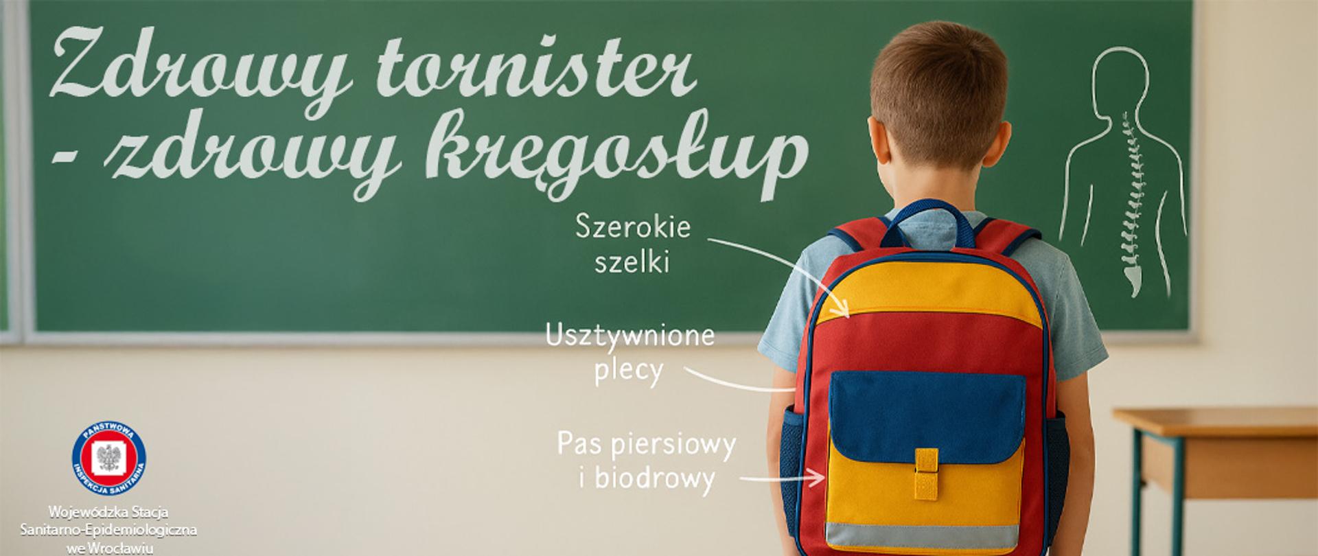 Na pierwszym planie stoi tornister, obok niego widać sylwetkę dziecka, które ma założony podobny tornister i stoi prosto, z poprawną postawą. W tle jasna sala szkolna z zieloną tablicą, na której odręcznie kredą napisane jest: „Zdrowy tornister – zdrowy kręgosłup”.