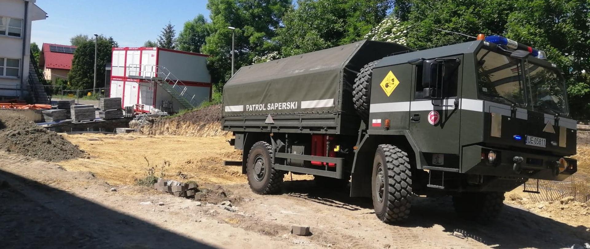 na zdjęciu samochód patrolu saperskiego podczas działań z niewybuchem