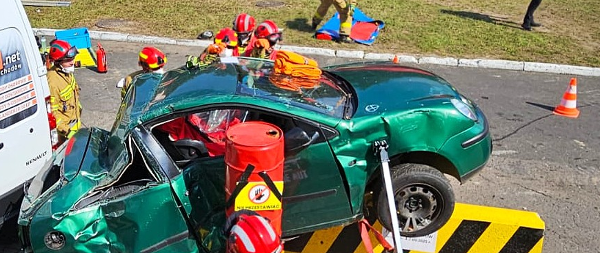 Mistrzostwa Polski Strażaków w Ratownictwie Technicznym 2025 - na zdjęciu uszkodzony pojazd oraz strażacy podczas działań ratowniczo - gaśniczych. 