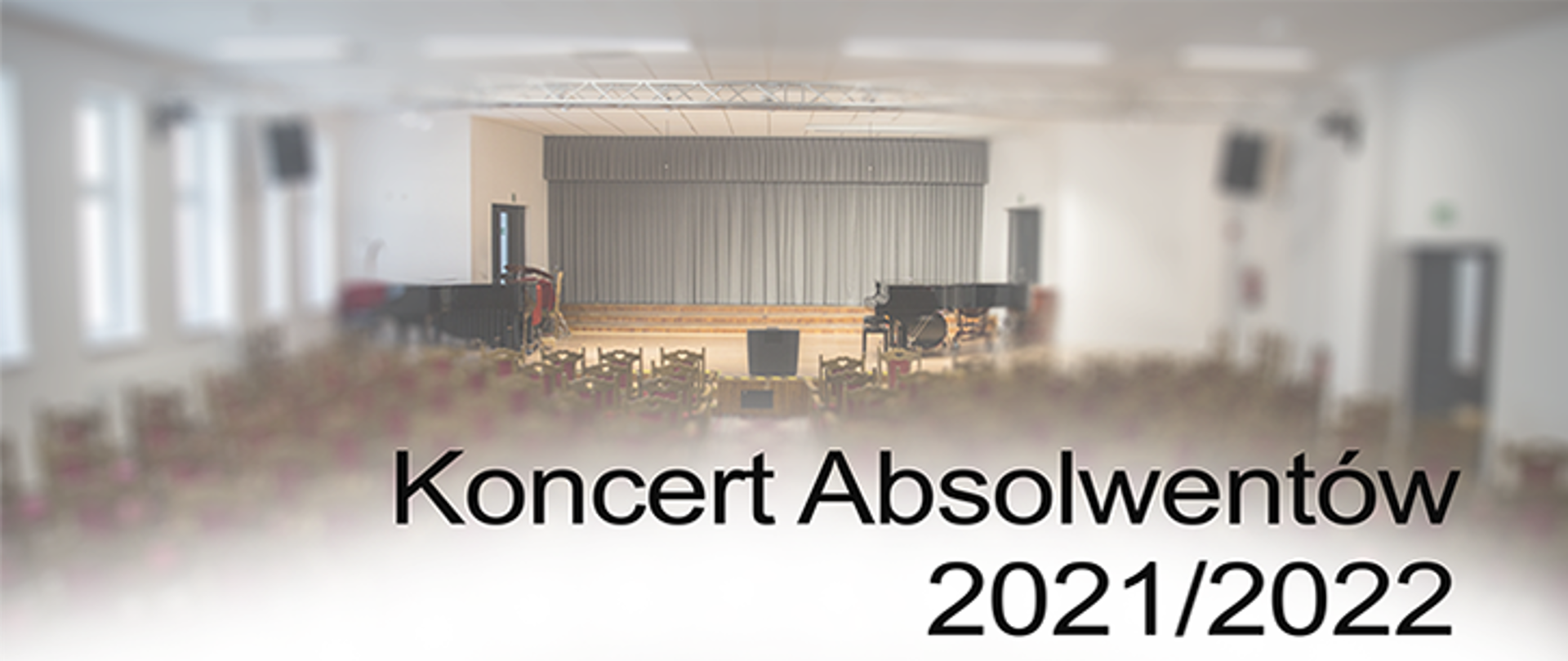 Sala koncertowa, widok sceny, po obu stronach sceny dwa fortepiany, udołu zdjęcia po prawej stronie napis "Koncert absolwentów 2021/202"