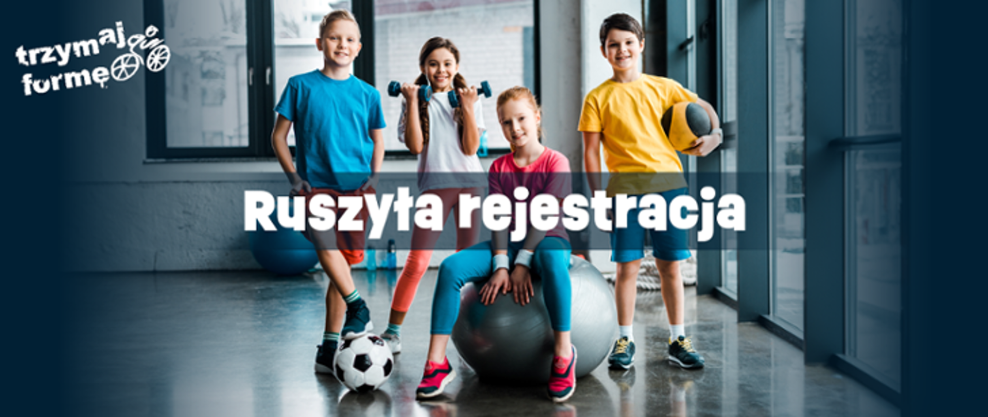 Dzieci z piłkami i ciężarkami do ćwiczeń.