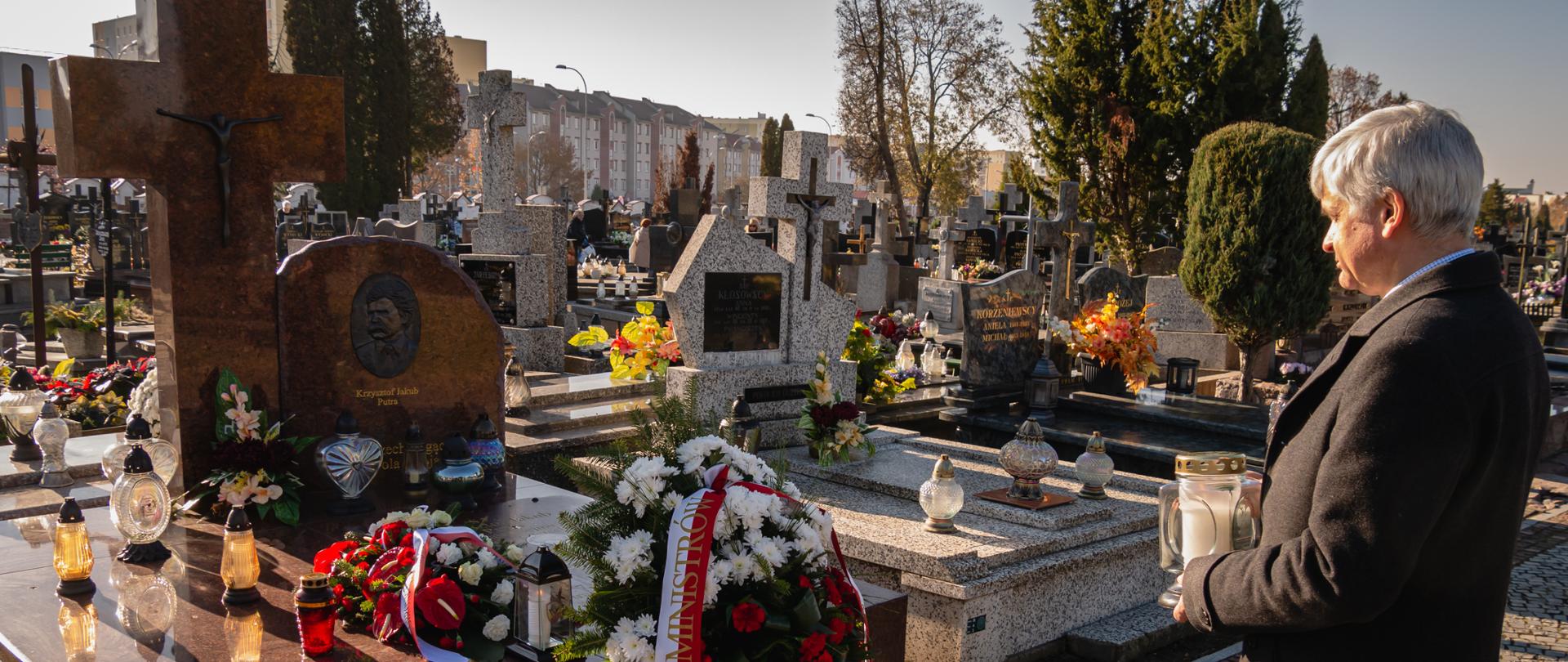 Złożenie wieńców i kwiatów z okazji zbliżającego się dnia Wszystkich Świętych