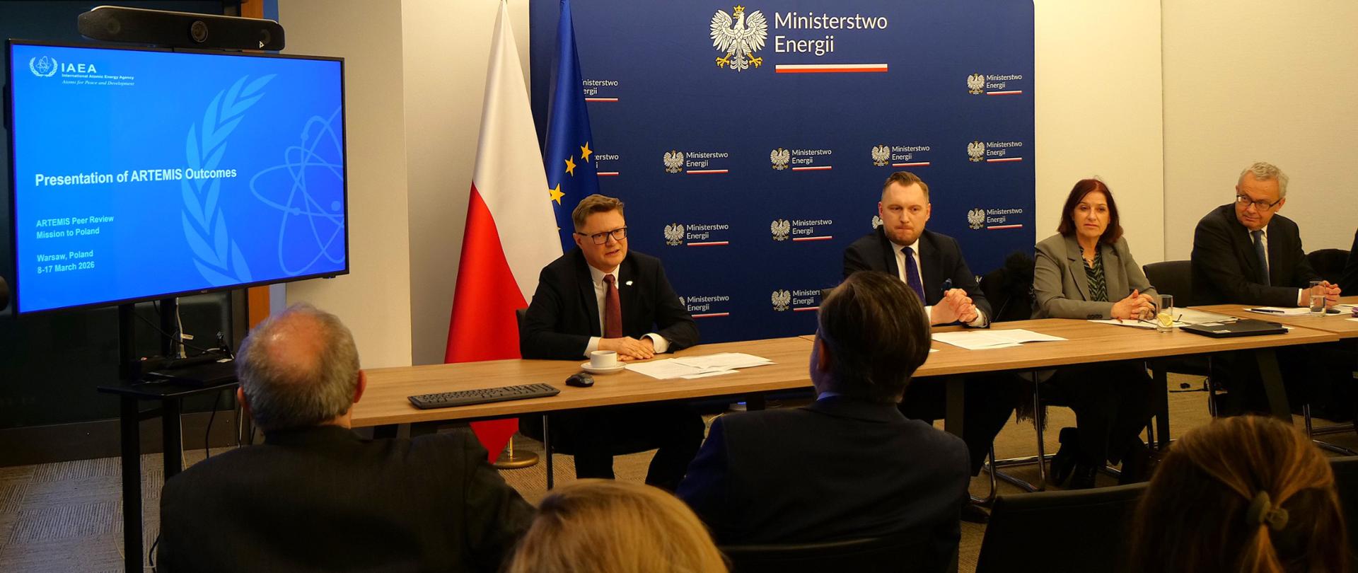 Paweł Pytlarczyk, wiceprezes PAA przemawia podczas zakończenia misji ARTEMIS