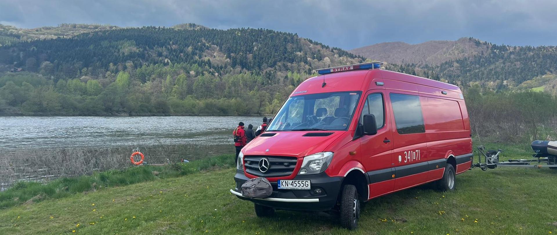 Samochód ratownictwa wodnego na brzegu Dunajca