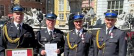 Strażacy z KP PSP oraz Starosta Kwidzyński przy pomniku Neptuna w Gdańsku