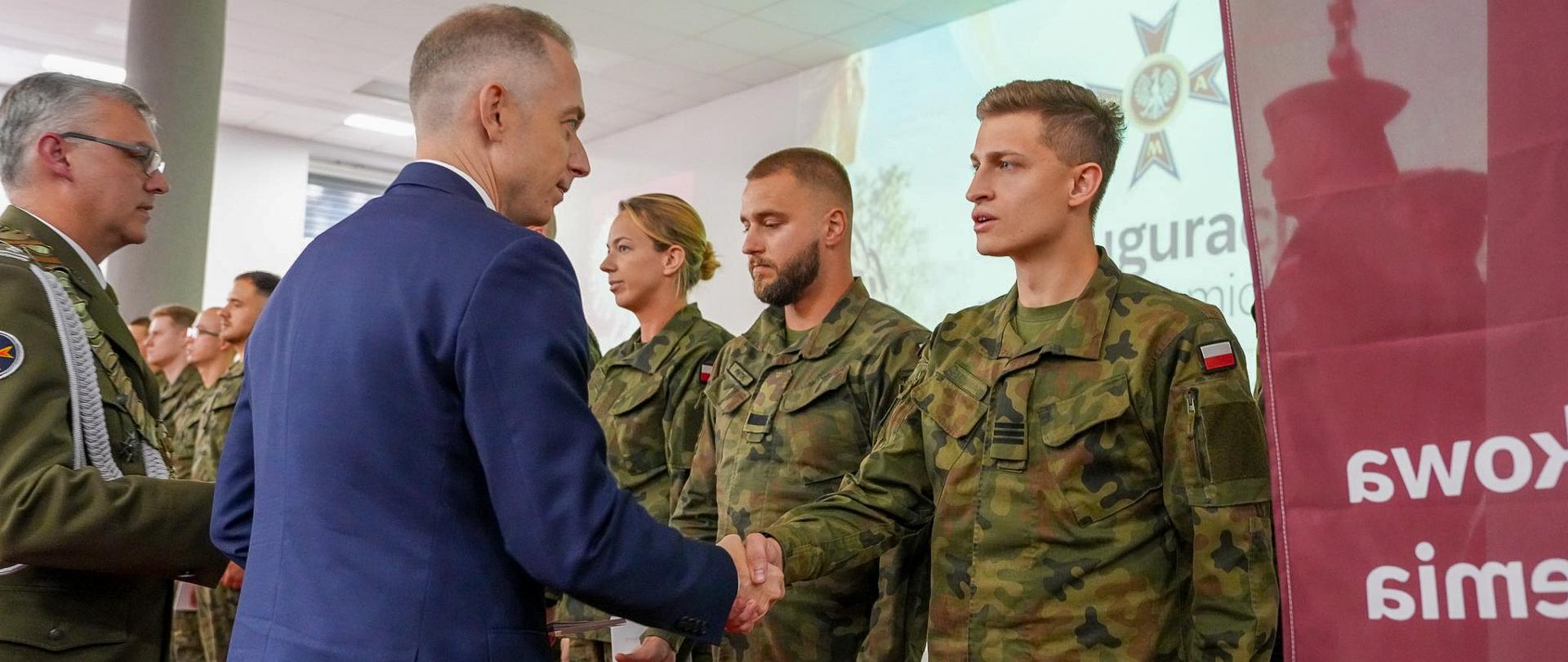 Wiceszef MON na inauguracji roku akademickiego w Wojskowej Akademii Medycznej
2 października 2026 r. w Wojskowej Akademii Medycznej w Łodzi, Cezary Tomczyk sekretarz stanu w MON wziął udział w uroczystej inauguracji roku akademickiego 2026/2027.
