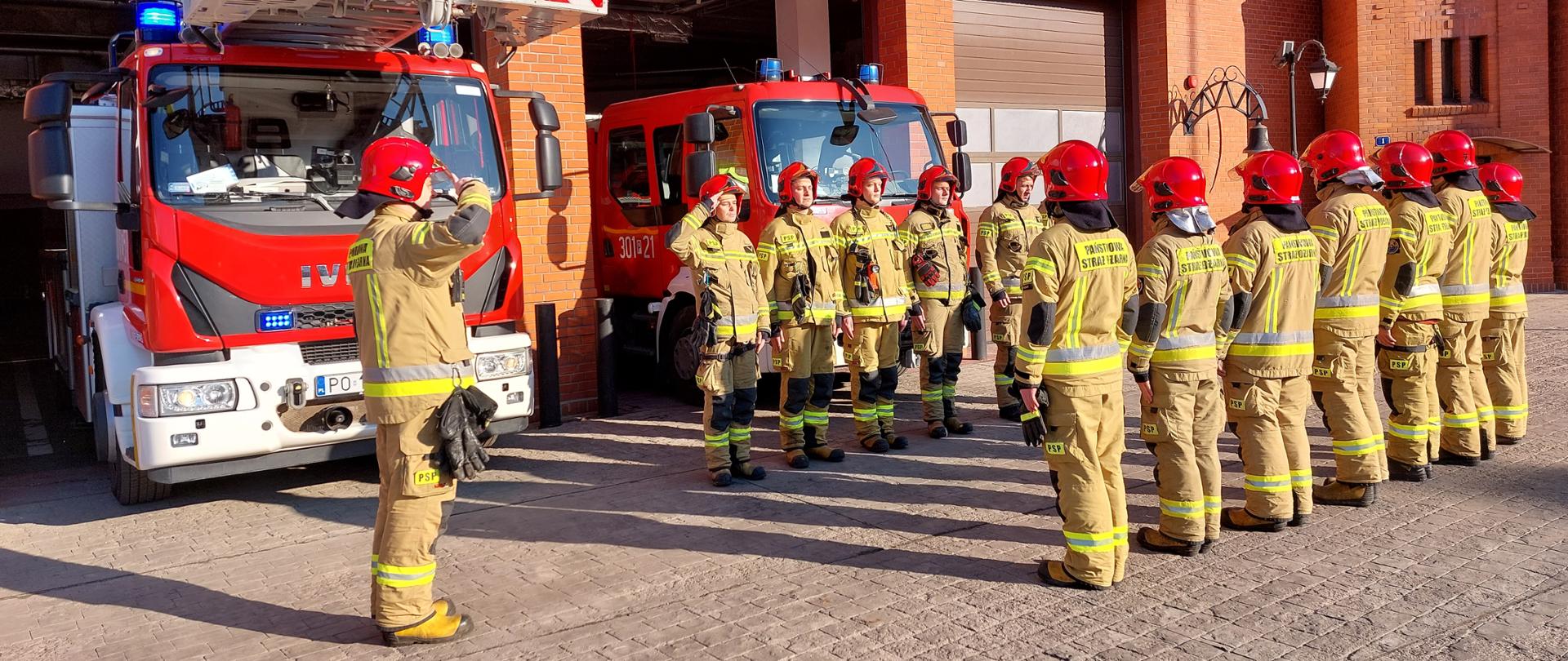Strażacy z Komendy Miejskiej PSP w Poznaniu oddający przed strażnicą hołd poległym ukraińskim strażakom