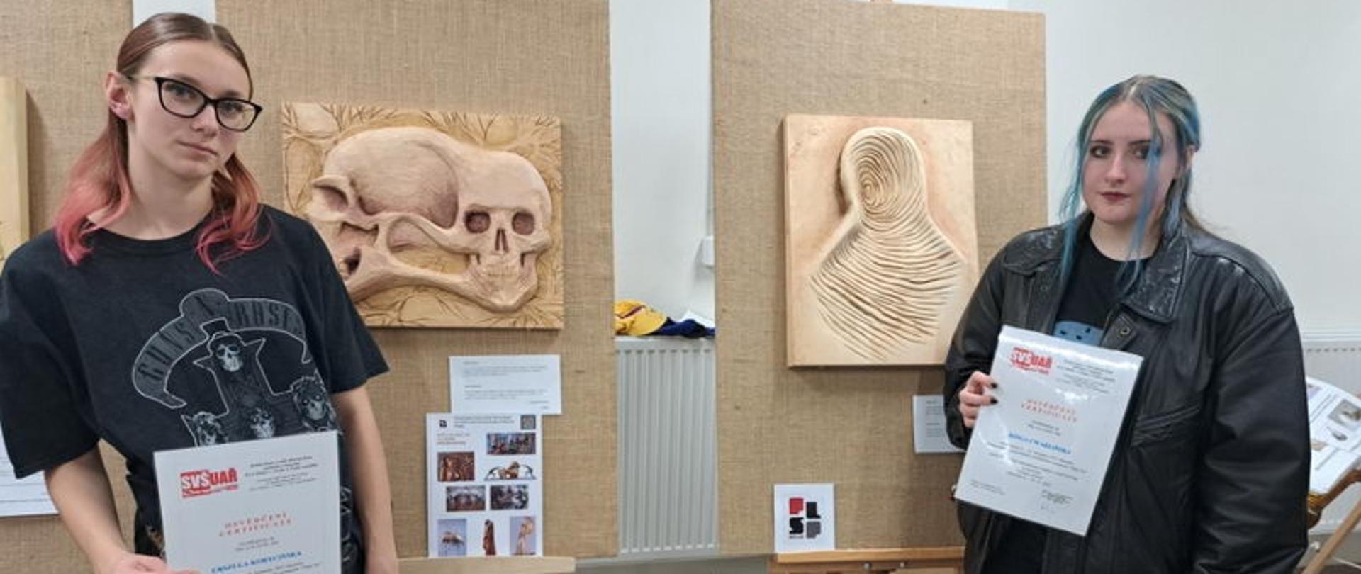 zdjęcie przedstawia nasze uczennice i ich prace