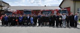 Powiatowe obchody Dnia Strażaka w Rypinie - zdjęcie pamiątkowe uczestników uroczystości