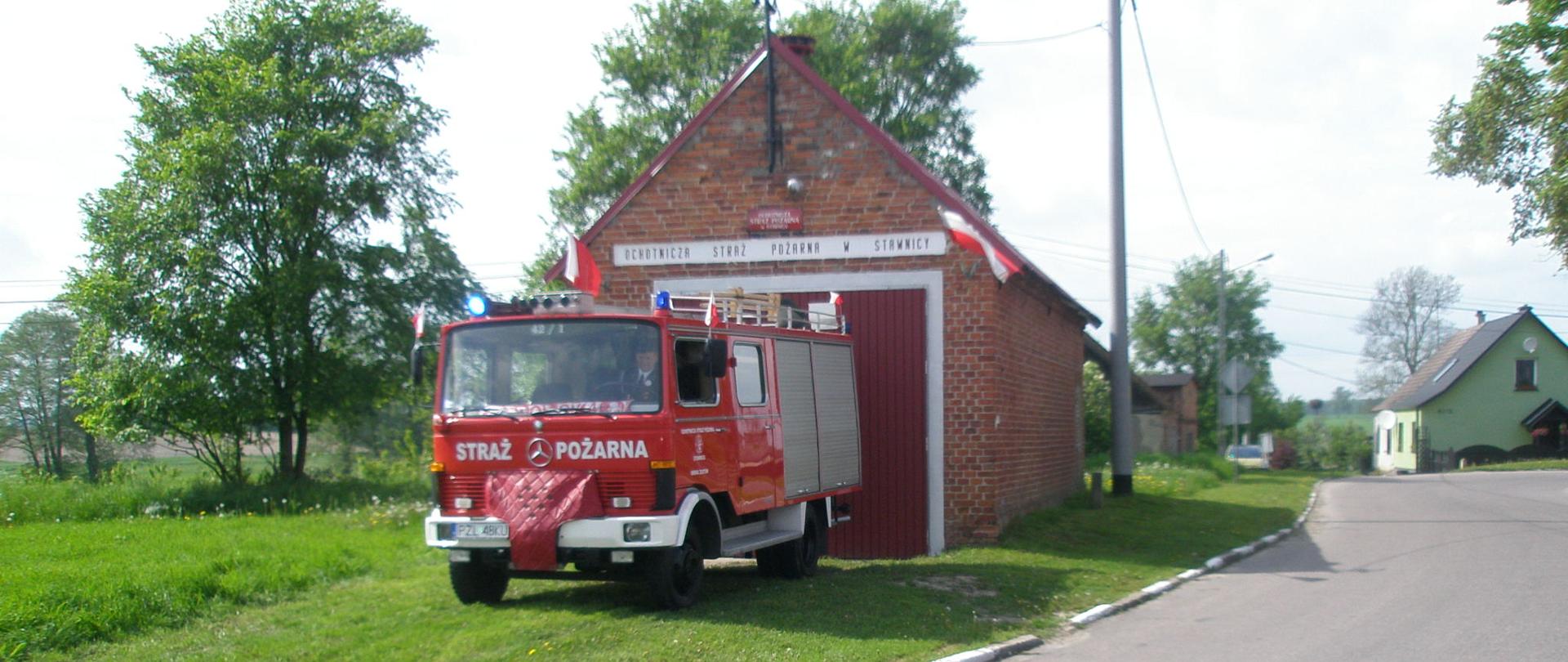 Widok remizy z pojazdem