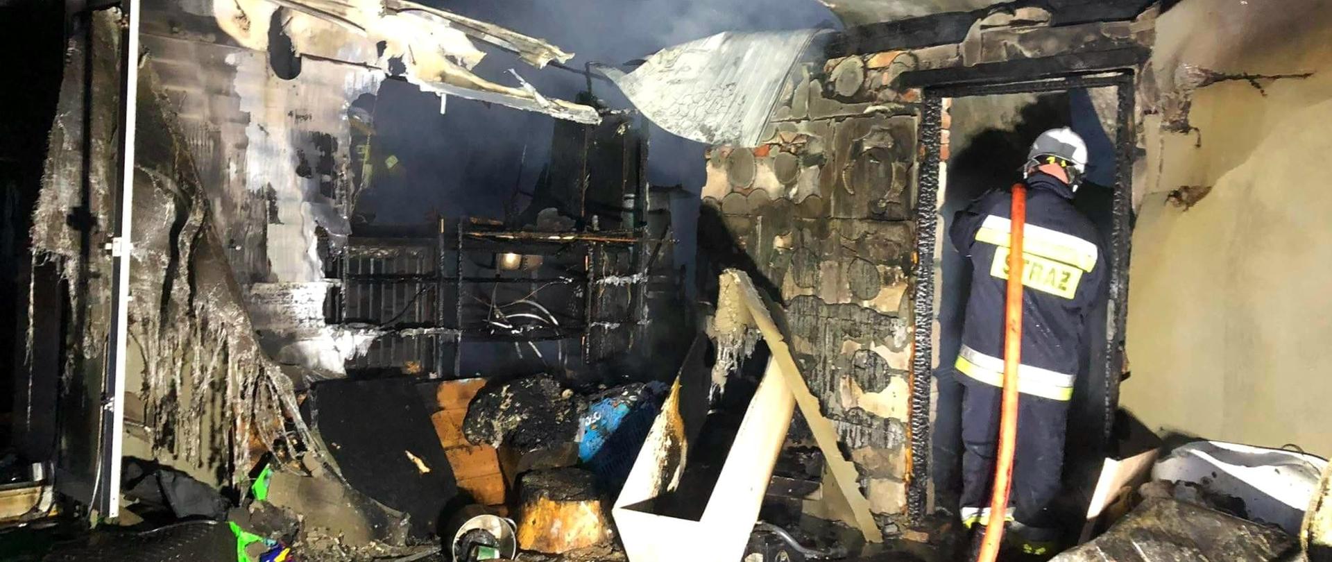 Zdjęcie przedstawia spalony dom