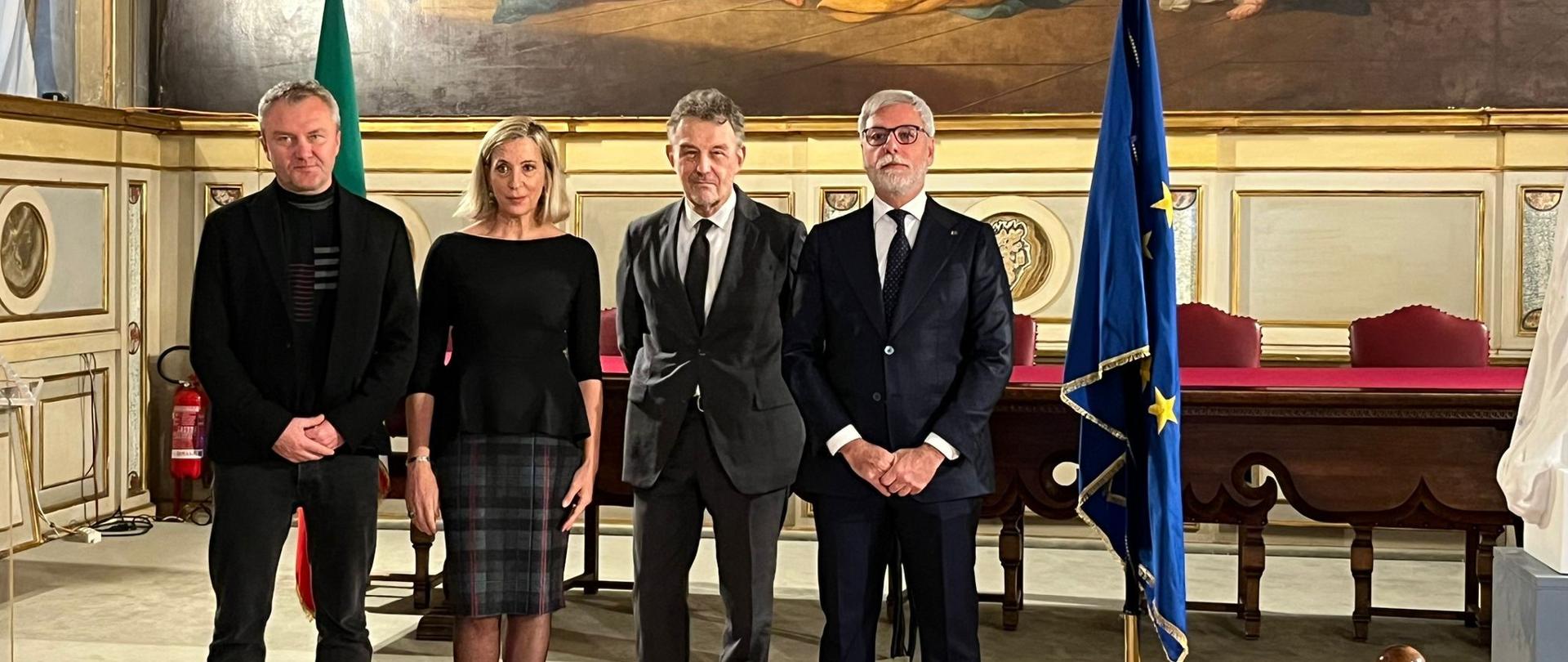 Mostra delle sculture di Szymon Ołtarzewski. La foto rappresenta l'artista in compagnia della curatrice della mostra, dell'ambasciatore Ryszard Schnepf e del presidente della COmmissione cultura Vincenzo Mollicone