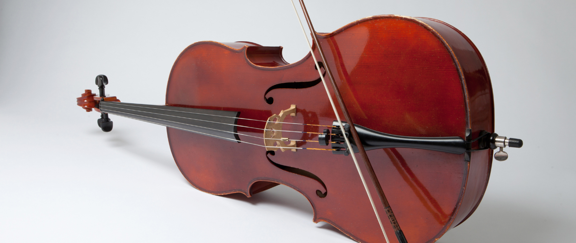 Zdjęcie wiolonczeli na białym tle