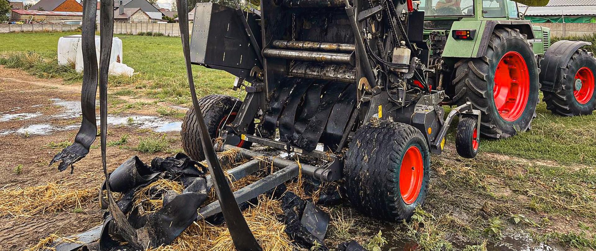 Na zdjęciu spalona maszyna podczepiona pod traktor.