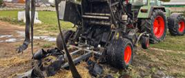 Na zdjęciu spalona maszyna rolnicza przyczepiona do traktora.