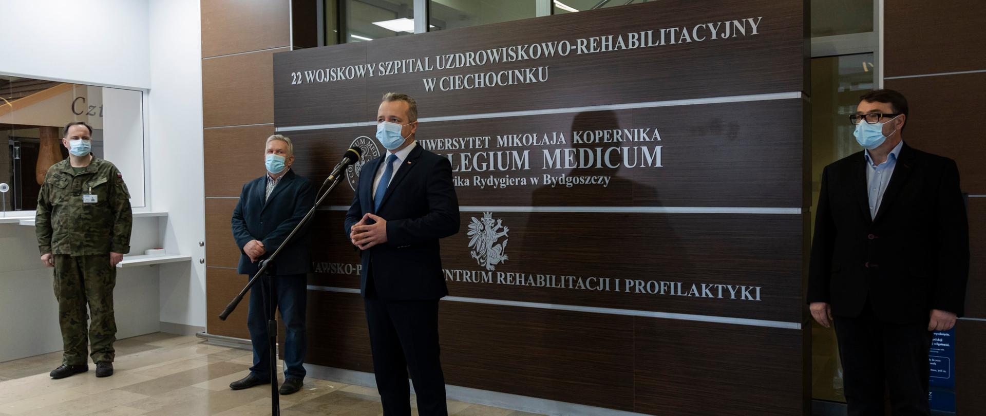 konferencja prasowa w szpitalu tymczasowym w Ciechocinku, na zdjęciu od lewej płk Robert Włodarski, dyr. Ireneusz Lelwic, wojewoda Mikołaj Bogdanowicz, dyr. Dariusz Marcinowski