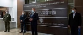 konferencja prasowa w szpitalu tymczasowym w Ciechocinku, na zdjęciu od lewej płk Robert Włodarski, dyr. Ireneusz Lelwic, wojewoda Mikołaj Bogdanowicz, dyr. Dariusz Marcinowski