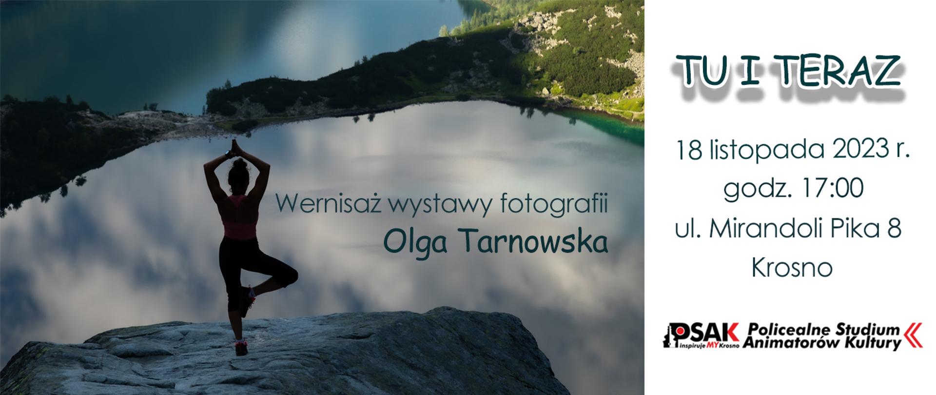 Plakat informujący o wystawie fotograficznej Olgi Tarnowskiej. W lewej części plakatu kobieta stoi na skale na tle jeziora i gór. Po prawej części plakatu na białym tle tytuł wystawy, data i miejsce.