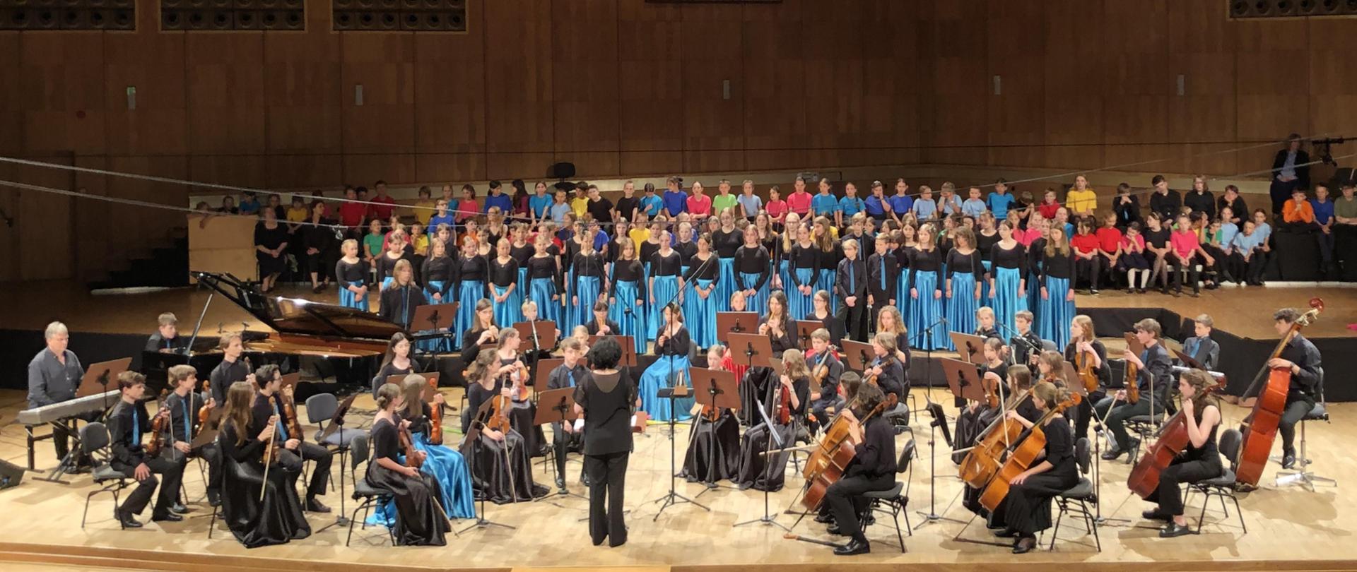 zdjęcie - chór i orkiestra podczas koncertu