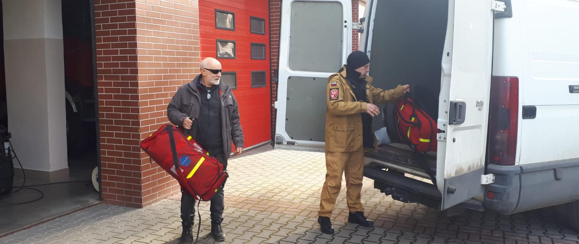 Pakowanie sprzętu na samochód