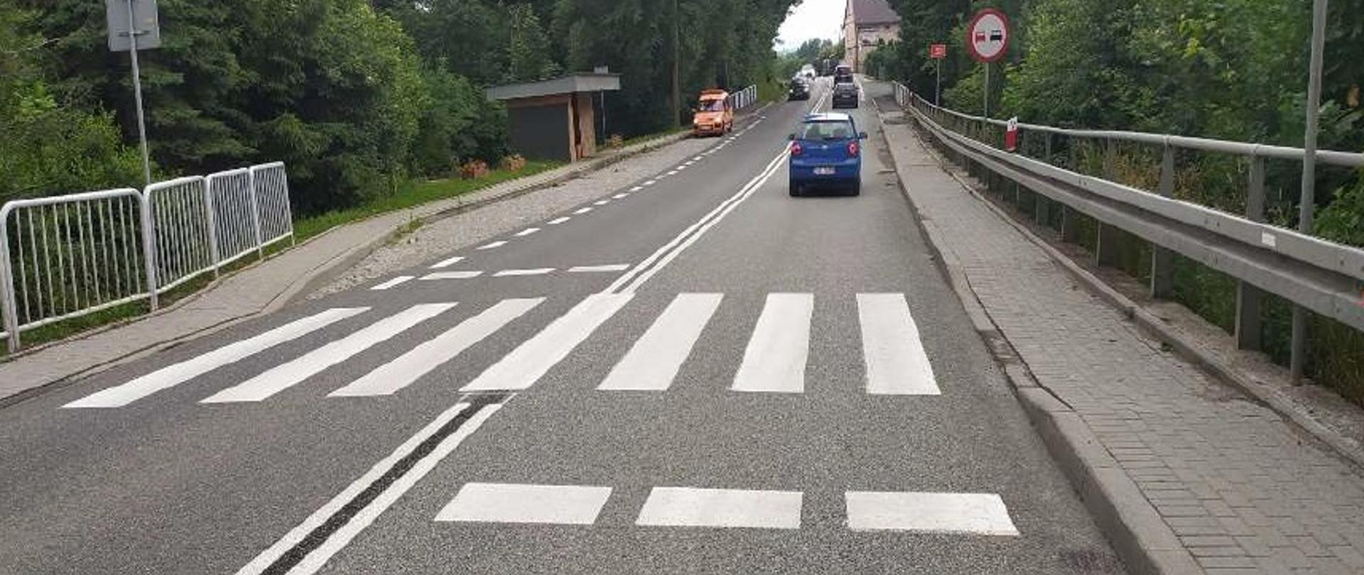 DK33 na odcinku Stary Waliszów – Roztoki. Na zdjęciu droga w Starym Waliszowie