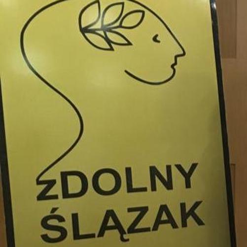 Plakat ze złotym tłem i rysunkiem profilu osoby
zDolny Ślązak