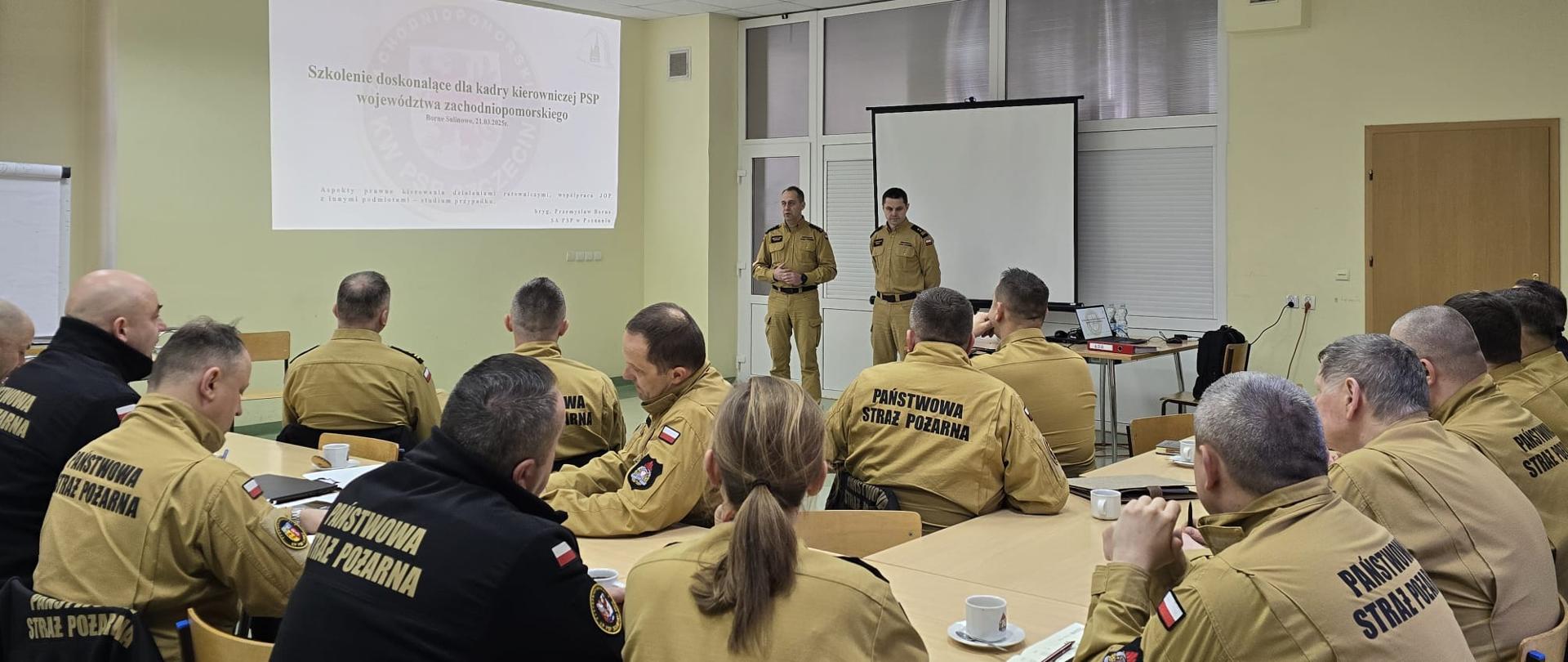 Funkcjonariusze podczas szkolenia. Zdjęcie powiększy się po kliknięciu na nie.