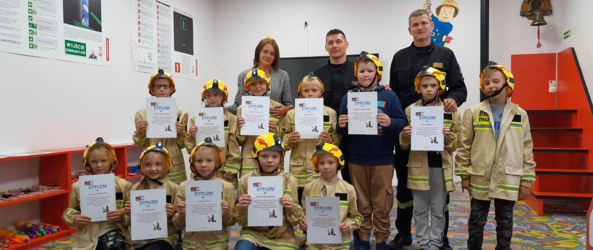 Zdjęcie grupowe dzieci w sali edukacyjnej