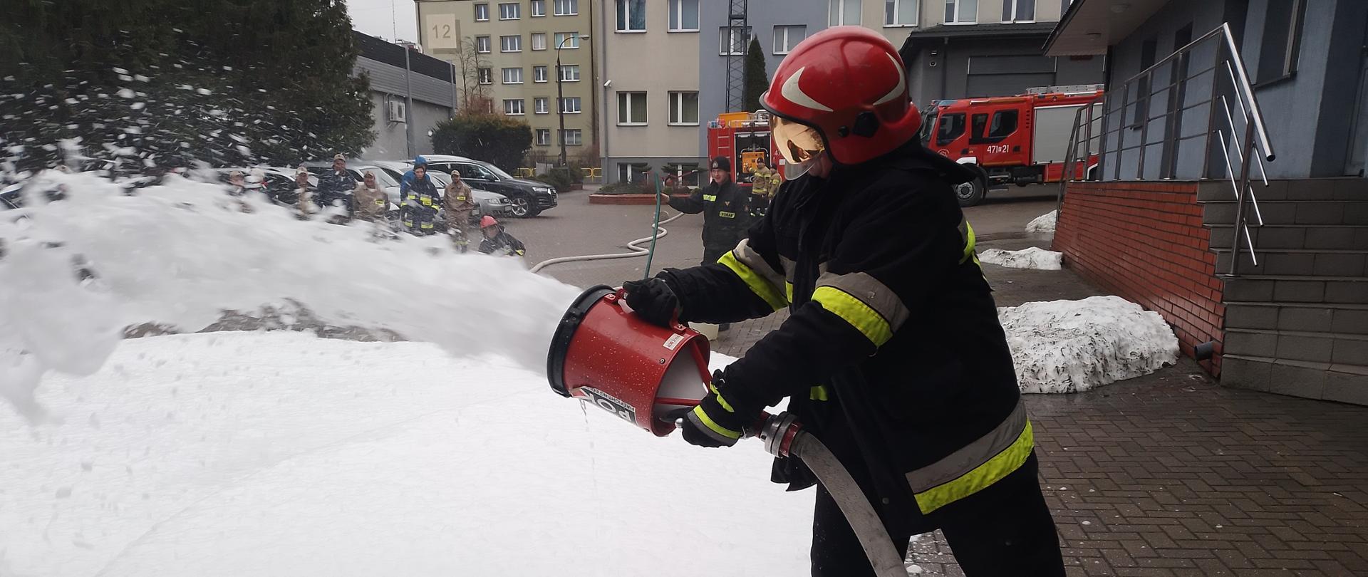 Szkolenie podstawowe strażaków ratowników OSP- podanie prądu piany średniej