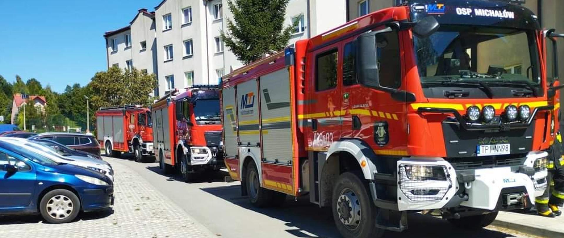 Samochody ratowniczo – gaśnicze zadysponowane do pożaru w mieszkaniu.