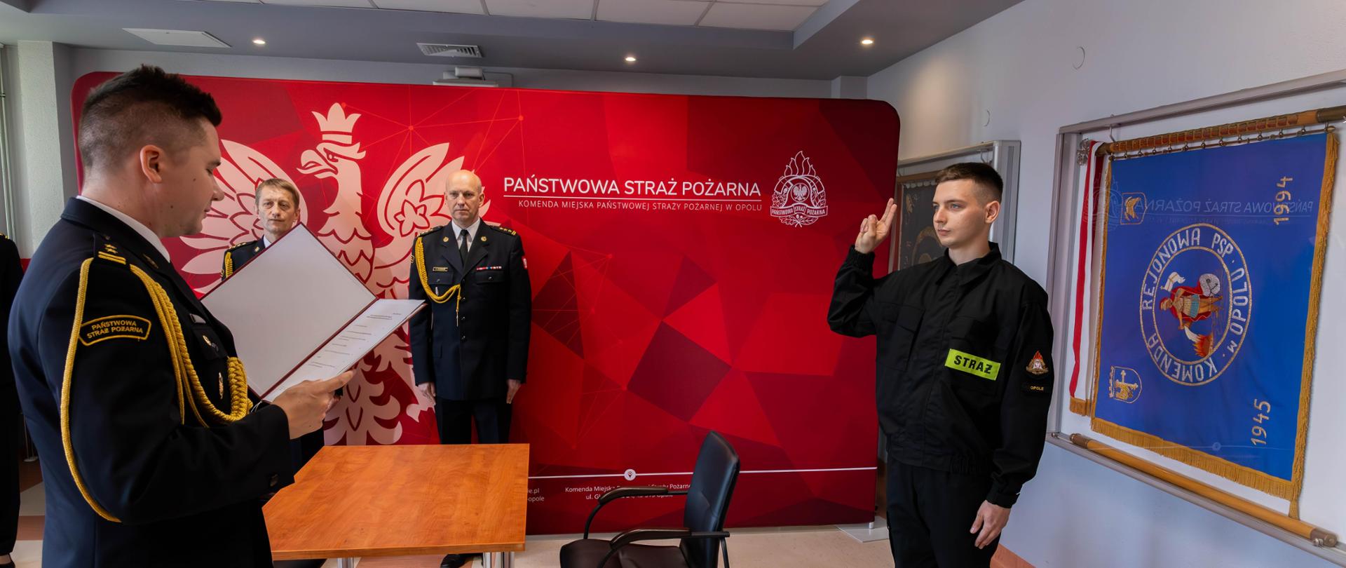 Strażak w trakcie składania roty ślubowania.