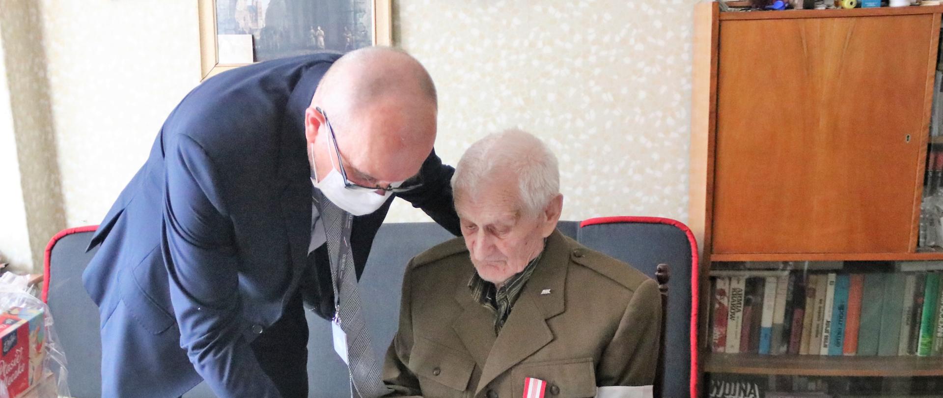 Pełnomocnik Marek Budniak przekazuje list kpt. Musze 