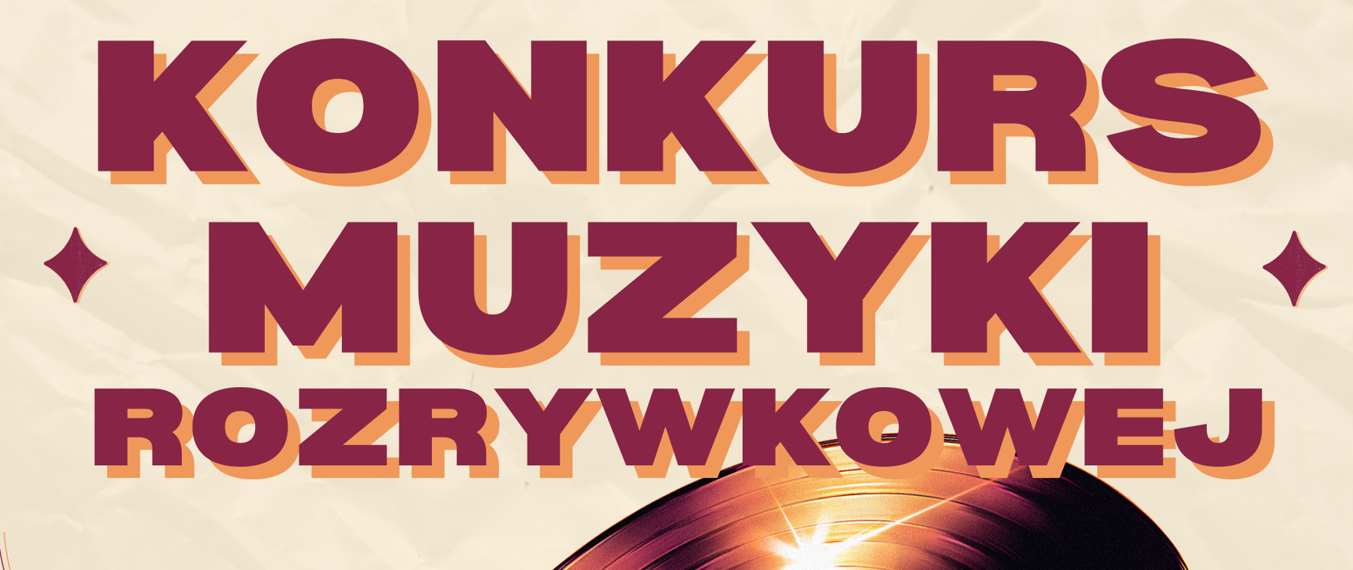 Plakat w kremowym kolorze przedstawiający na głównym planie, na środku dwie płyty winylowe w odcieniach koloru bordowego. Z płyt winylowych po lewej i po prawej stronie przechodzą ozdobne nuty muzyczne. W tle grafiki znajdują się napisy: "Konkurs Muzyki Rozrywkowej. Zapisy u nauczyciela instrumentu głównego. Zapraszamy do udziału! 14 maja 2026 roku, godz. 17.00, aula PSM.