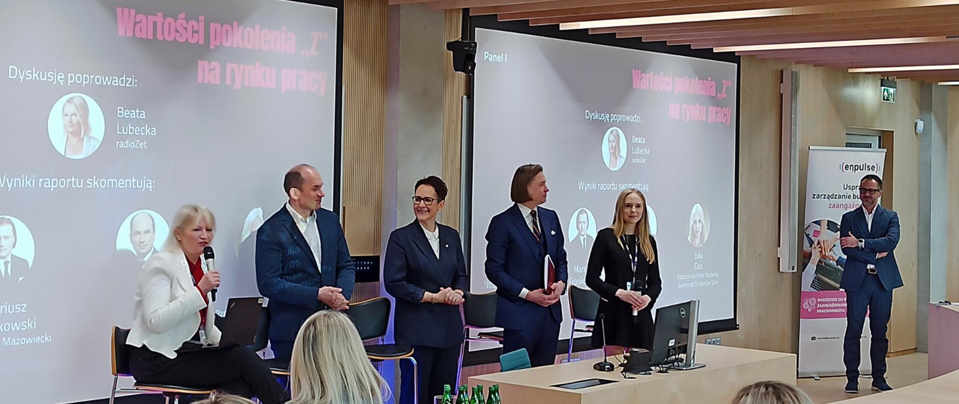 6 osób stoi w sali konferencyjnej w SGH - Szefowa służby cywilnej Anita Noskowska-Piątkowska podczas dyskusji w SGH na temat badania o Pokoleniu Z na rynku pracy