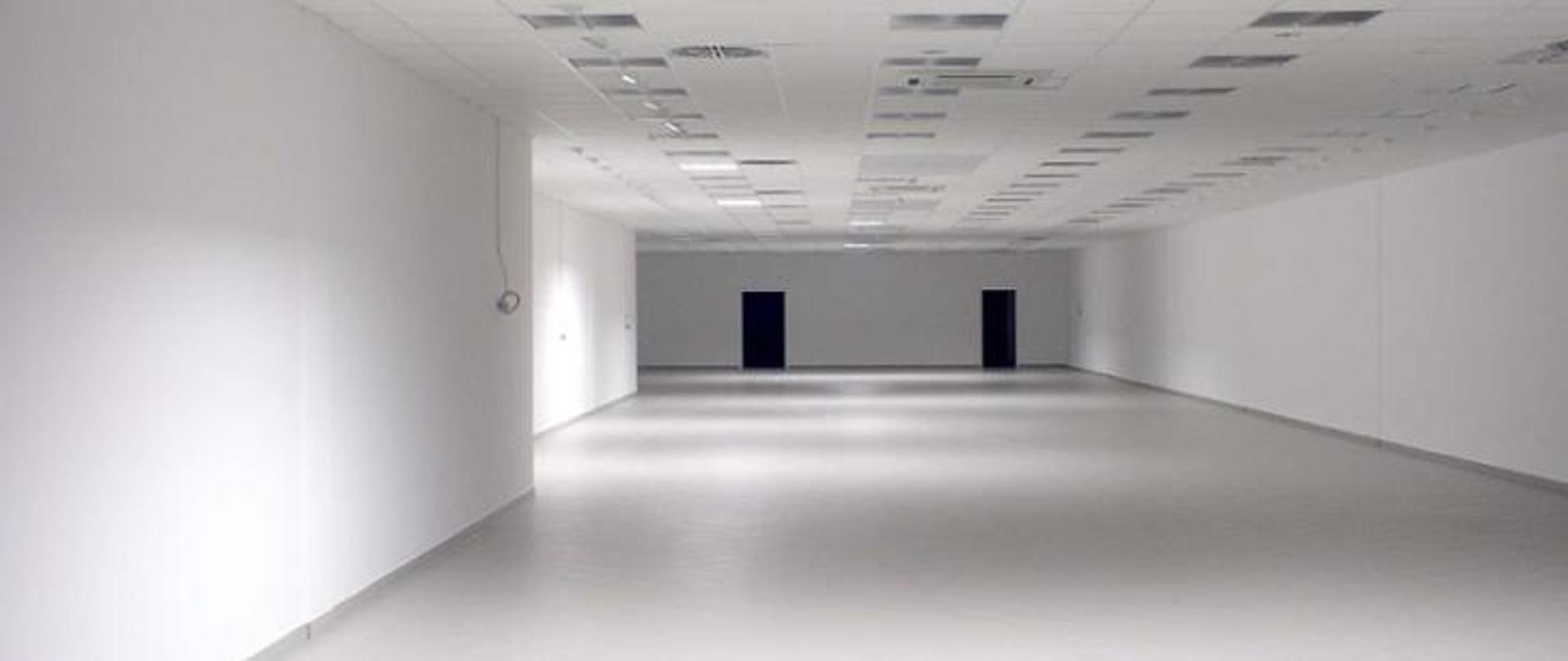 Białe wnętrze pustego budynku 