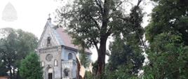 Uszkodzone pomniki na cmentarzu przez złamane drzewo