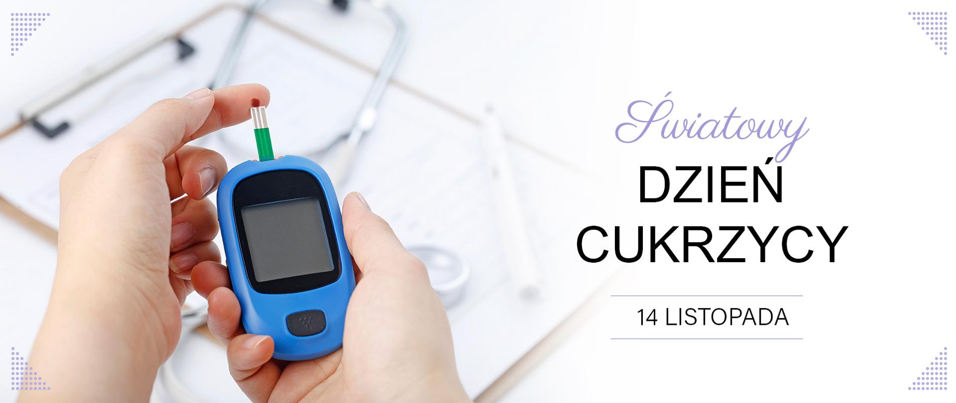 Dłonie trzymające glukometr. Na jednym palcu widoczna kropla krwi dotykająca pasek mierzący poziom cukru. Obok napis: Światowy Dzień Cukrzycy 14 listopada. 