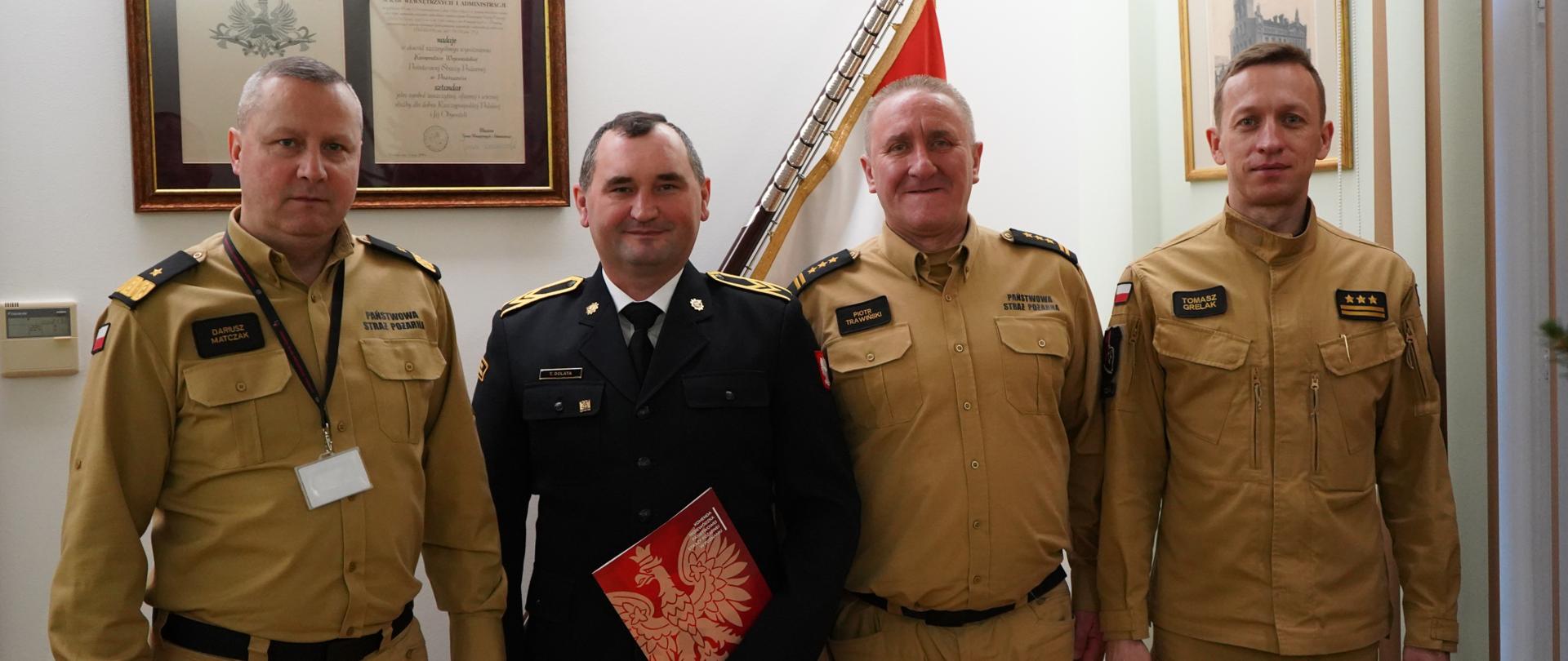 nagrodzony strażak z komendantem wojewódzkim PSP, zastępcą i komendantem PSP we Wrześni