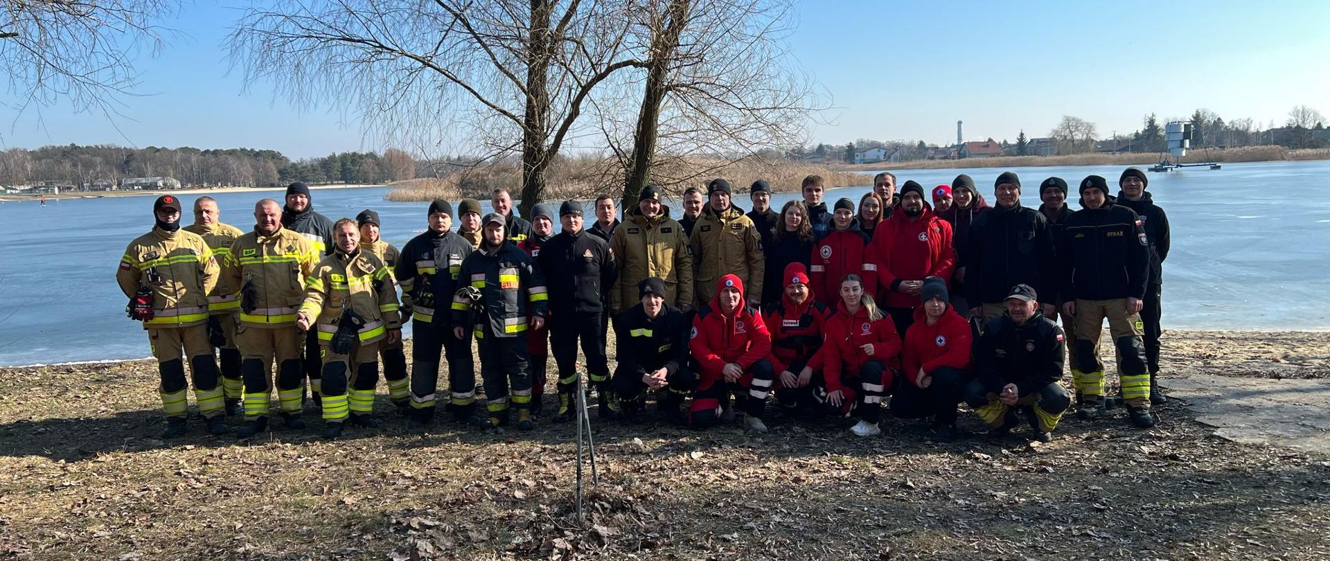 Wspólne zdjęcie ćwiczących po zakończonym szkoleniu.