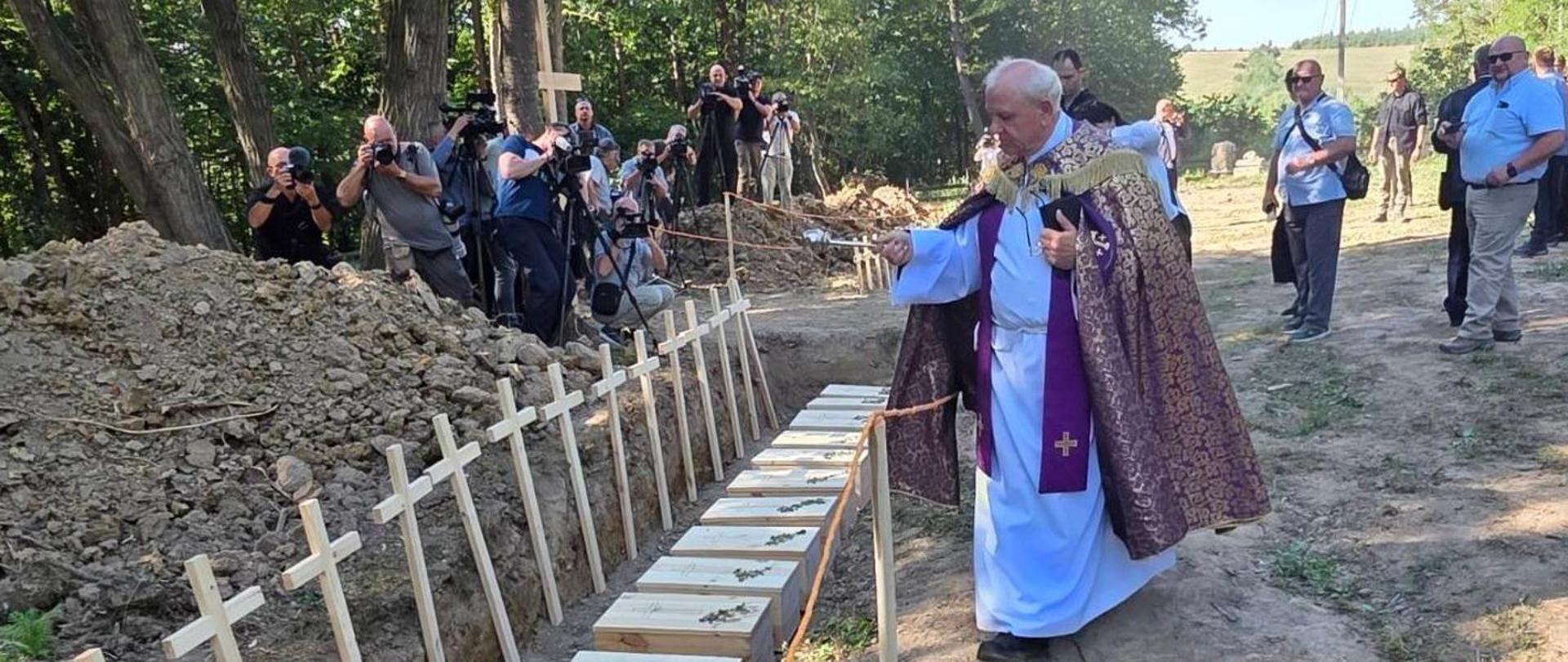 Зображення священня останків жертв українських націоналістів.