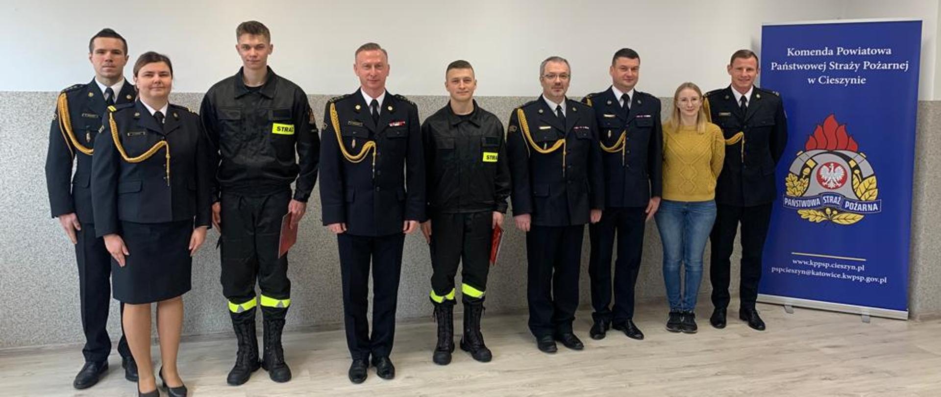 Nowi funkcjonariusze w szeregach KP PSP w Cieszynie - wspólne zdjęcie.