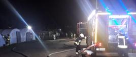 Pożar w Czaczu. Strażacy podczas gaszenia pożaru tuneli foliowych, w których znajdowały się artykuły używane.