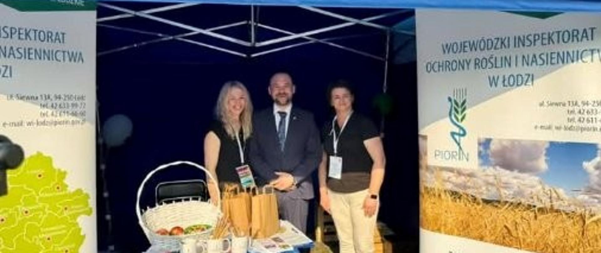 Na zdjęciu pracownicy WIORiN w Łodzi, Oddział w Opocznie, wraz z burmistrzem Opoczna Michałem Koneckim