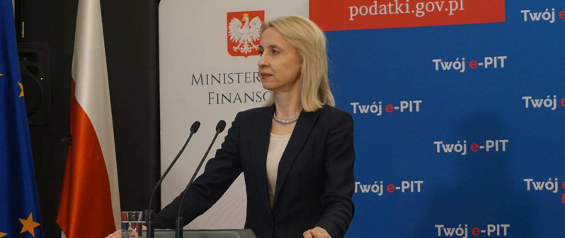 Minister Teresa Czerwińska podczas konferencji prasowej