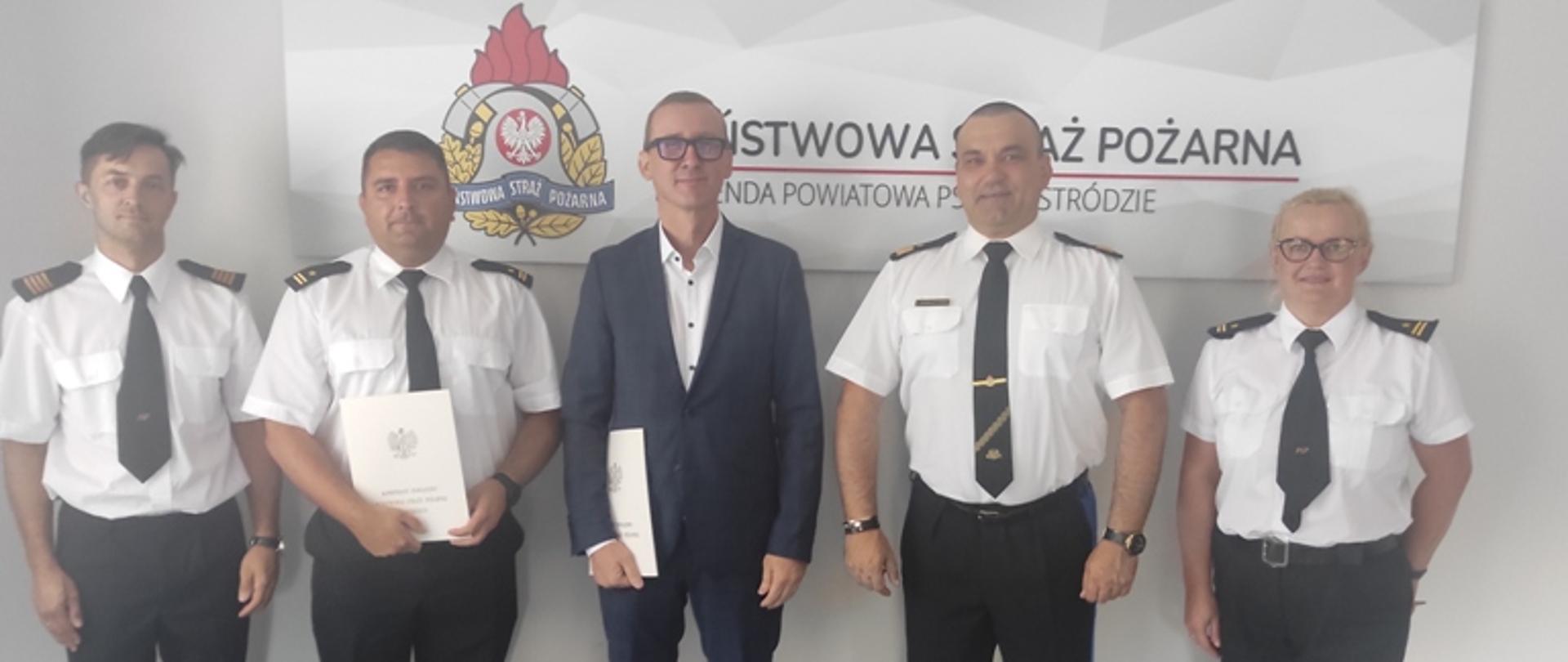 Pamiątkowe zdjęcie po podpisaniu umowy. 