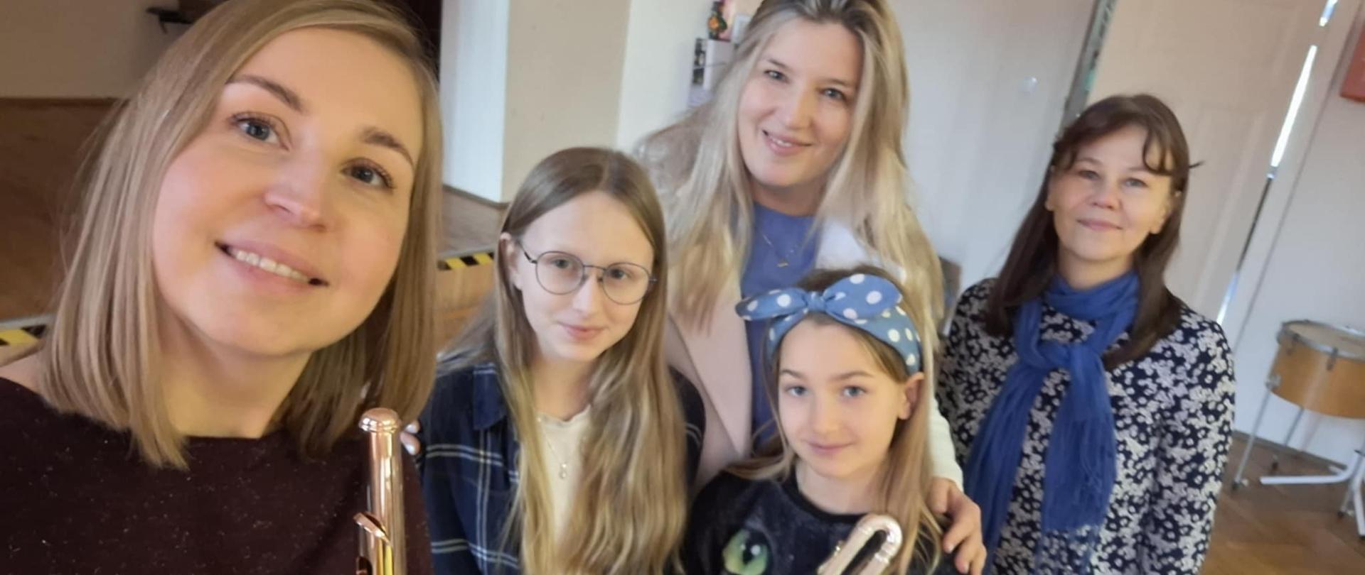 Nauczyciele i uczennice z fletami